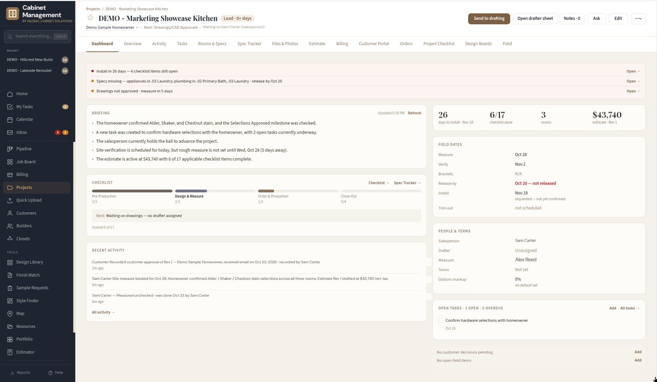 Project dashboard for a sample kitchen: alerts, AI briefing, checklist progress, field dates and the people on the job
